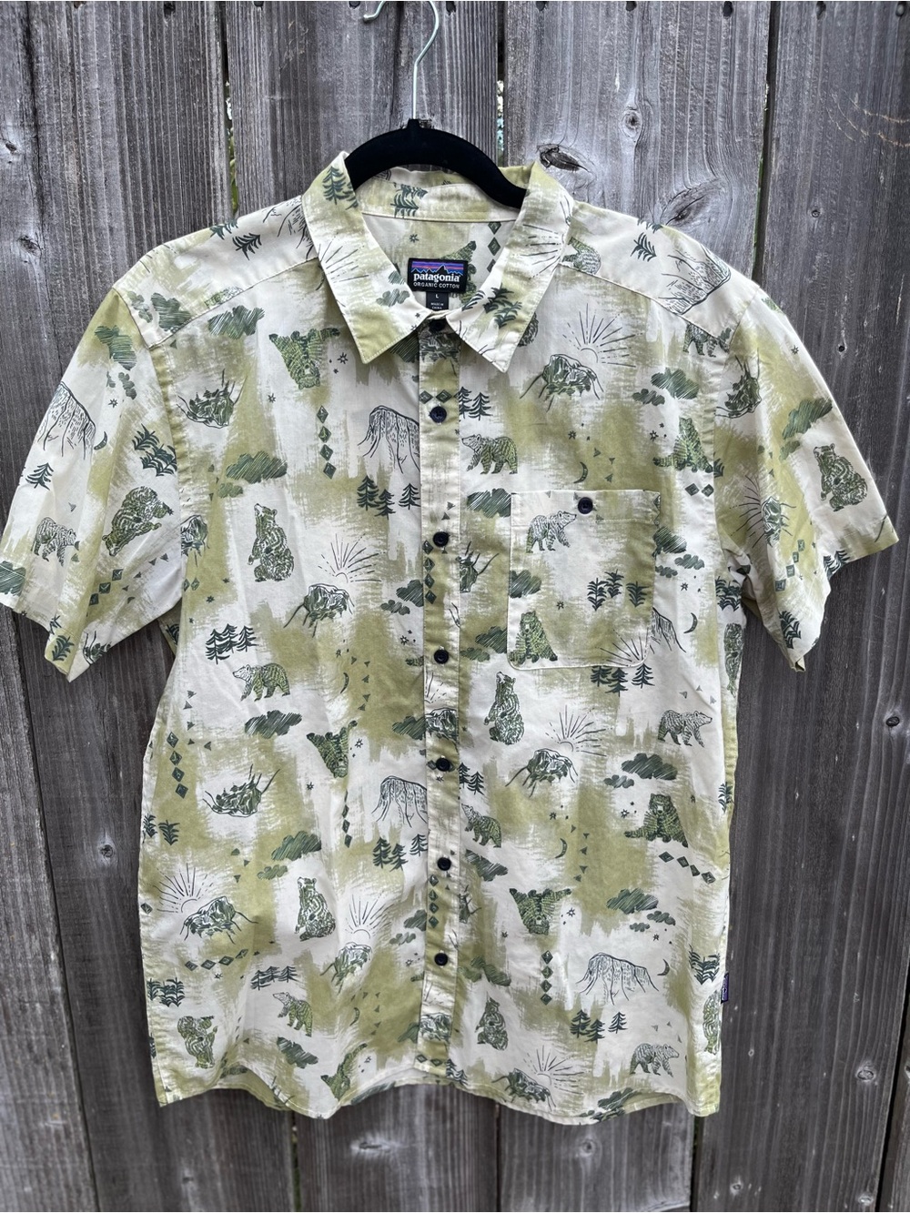 Patagonia Men’s Short-Sleeve Button-Down Shirt - Green and Cream Nature Print